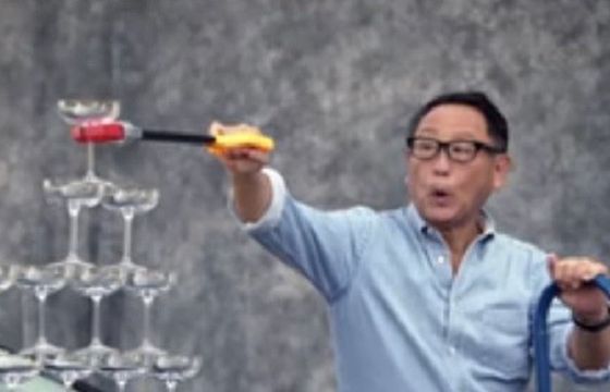 Prezes Toyoty testuje kieliszki szampana na masce Lexusa LS 500 (wideo)