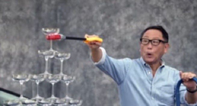 Prezes Toyoty testuje kieliszki szampana na masce Lexusa LS 500 (wideo)