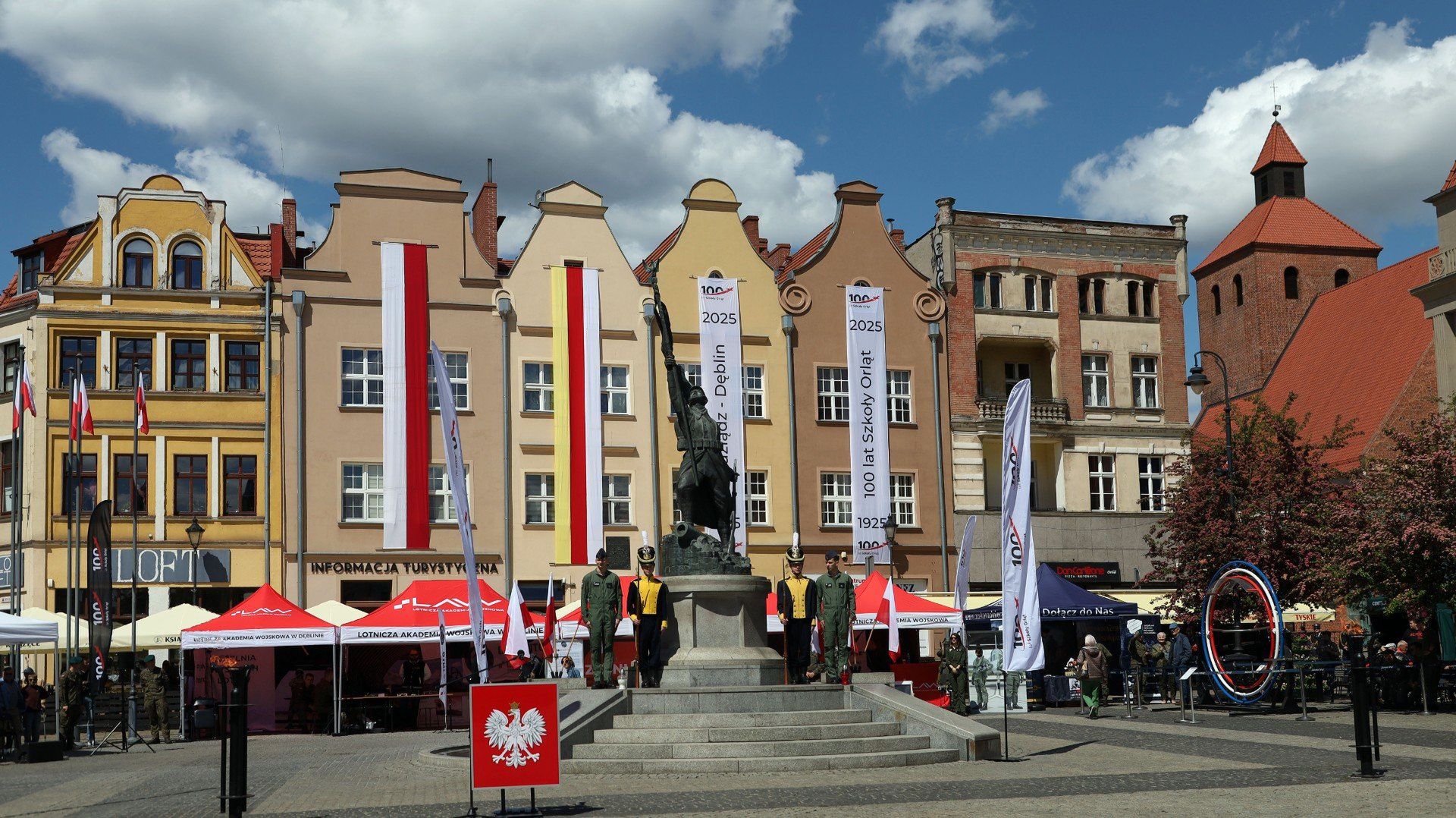 Na grudziądzkim rynku odbyła się uroczystość wojskowa upamiętniająca stulecie Szkoły Orląt ., która miała swoje początki w Grudziądzu