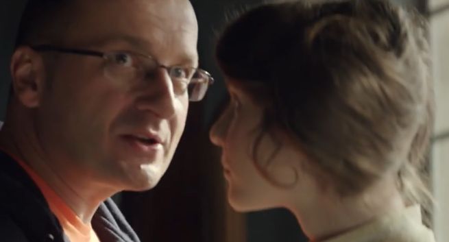Robert Górski pomaga córce Marii Skłodowskiej-Curie w reklamie Orange na Kartę (wideo)