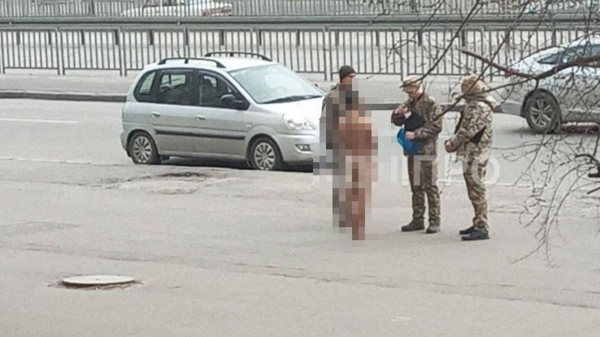 Komisja wojskowa na środku jednej z głównych ulic w Dnieprze.