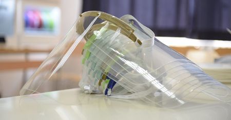 Przyłbice zakazane. Producent: zakaz nie wpływa na naszą firmę