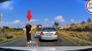 Nie wytrzymał tego, że ktoś za nim jedzie. Wysiadł z Mercedesa. Internauci oburzeni
