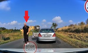 Nie wytrzymał tego, że ktoś za nim jedzie. Wysiadł z Mercedesa. Internauci oburzeni