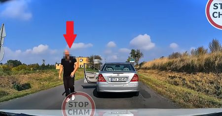 Nie wytrzymał tego, że ktoś za nim jedzie. Wysiadł z Mercedesa. Internauci oburzeni