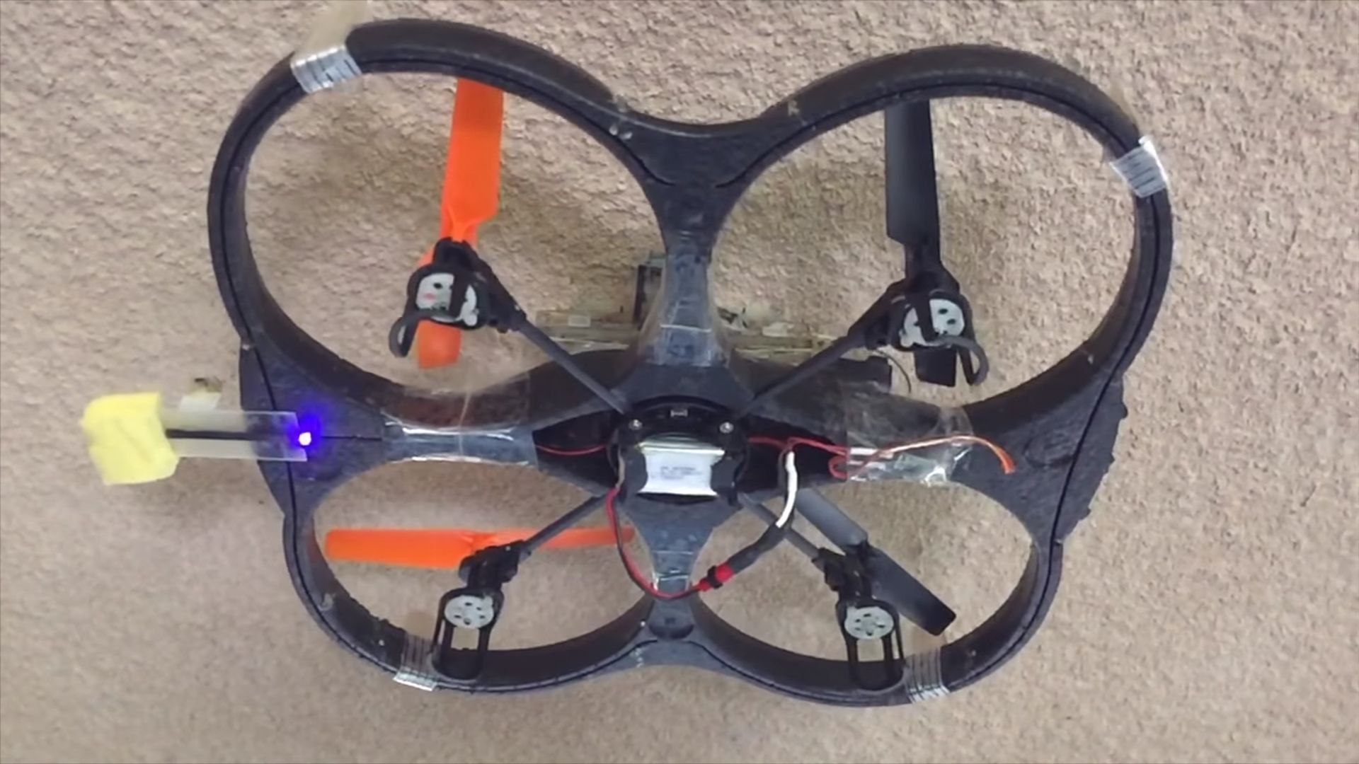 Dron, który przyczepia się do ścian niczym pająk 2