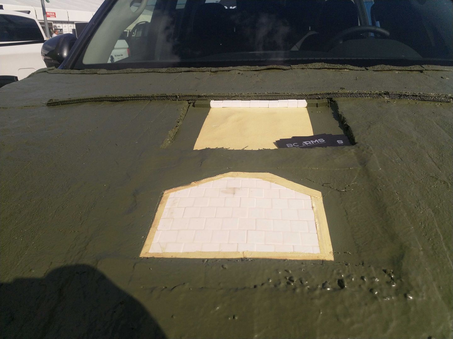 Widoczna struktura pancerza dodatkowego obejmująca kevlar, ceramikę oraz UHMWPE.