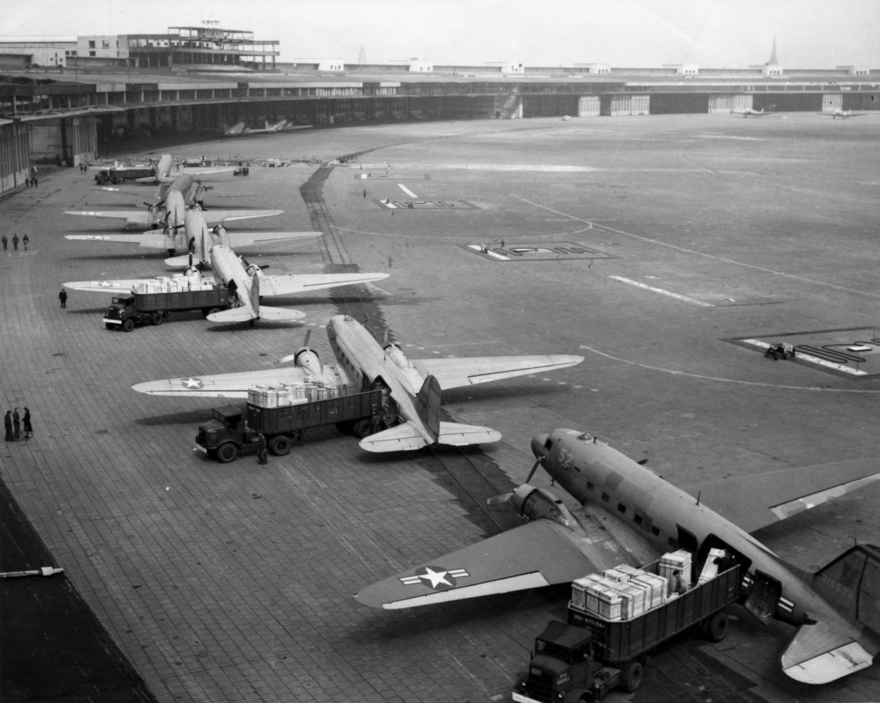Rozładunek samolotów C-47 na lotnisku Tempelhof