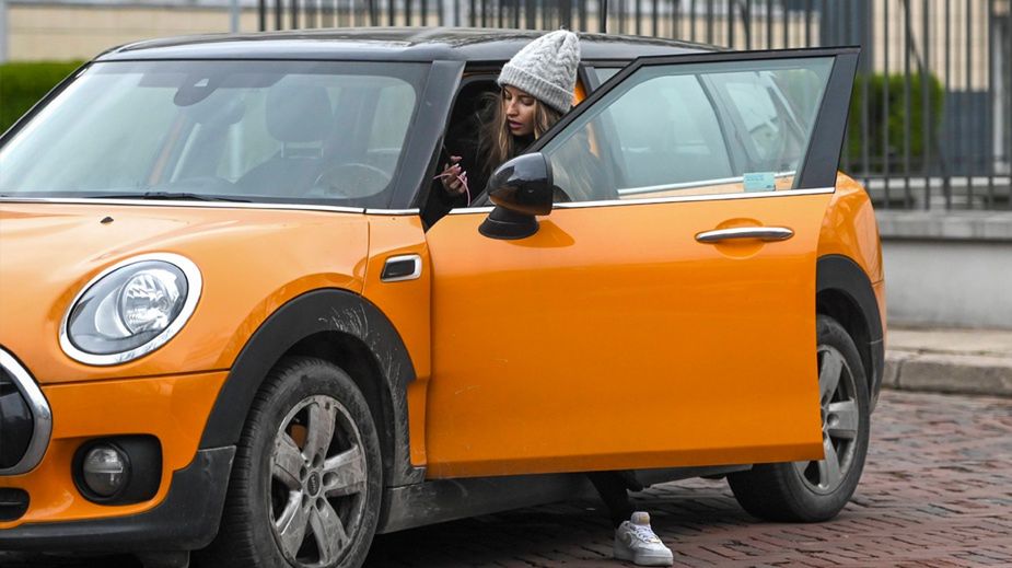 Julia Wieniawa przejeżdża na czerwonym świetle 