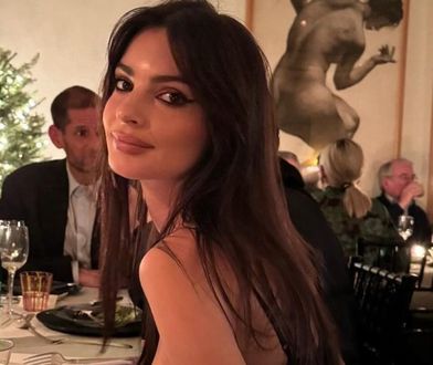 Ratajkowski cała na biało. Tył kreacji wbija w fotel