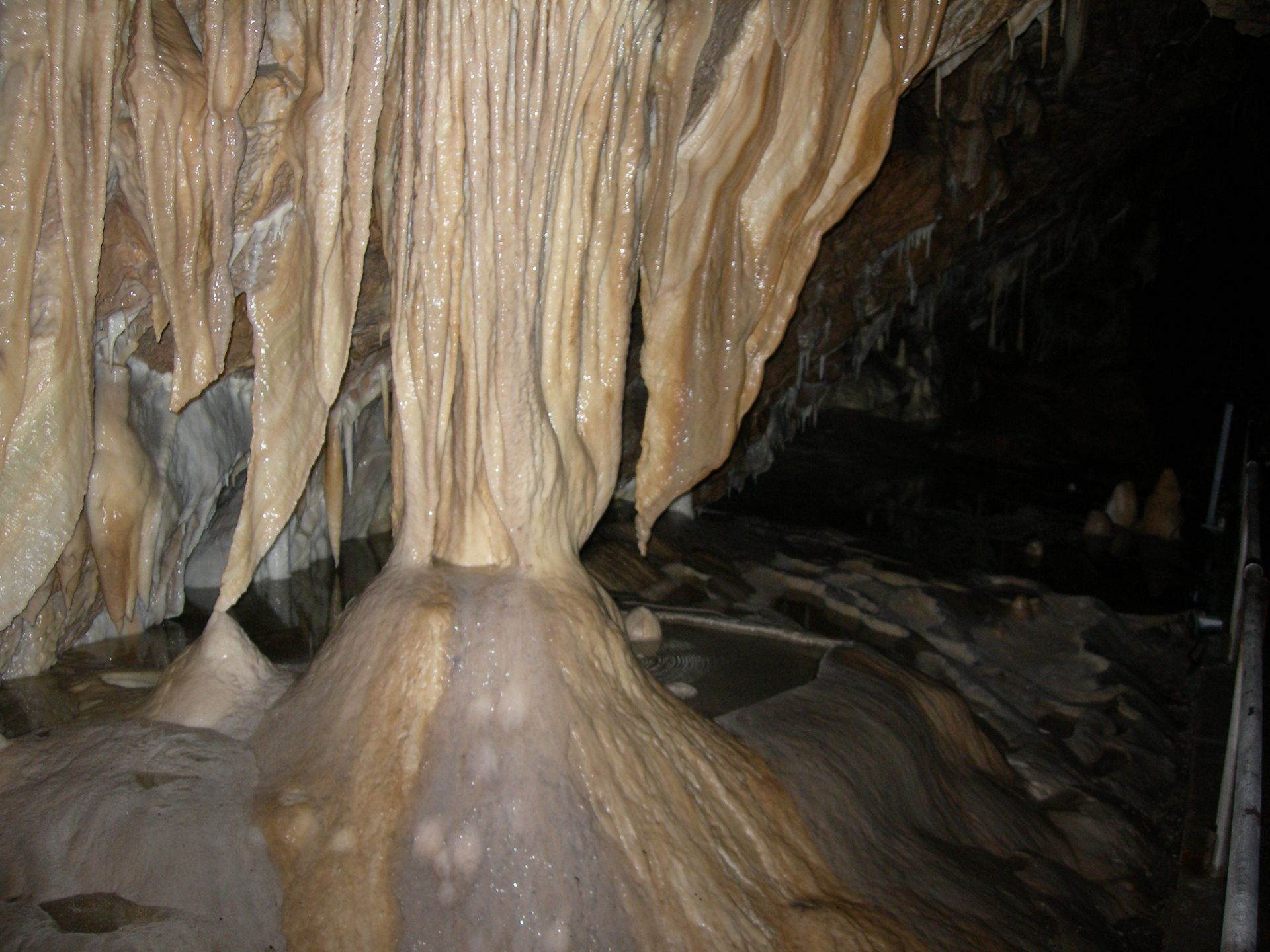 Ogromne nacieki w Jaskini Niedźwiedziej mienią się różnymi kolor