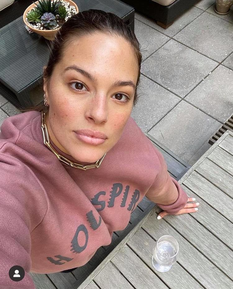 Ashley Graham pokazuje cellulit na udach