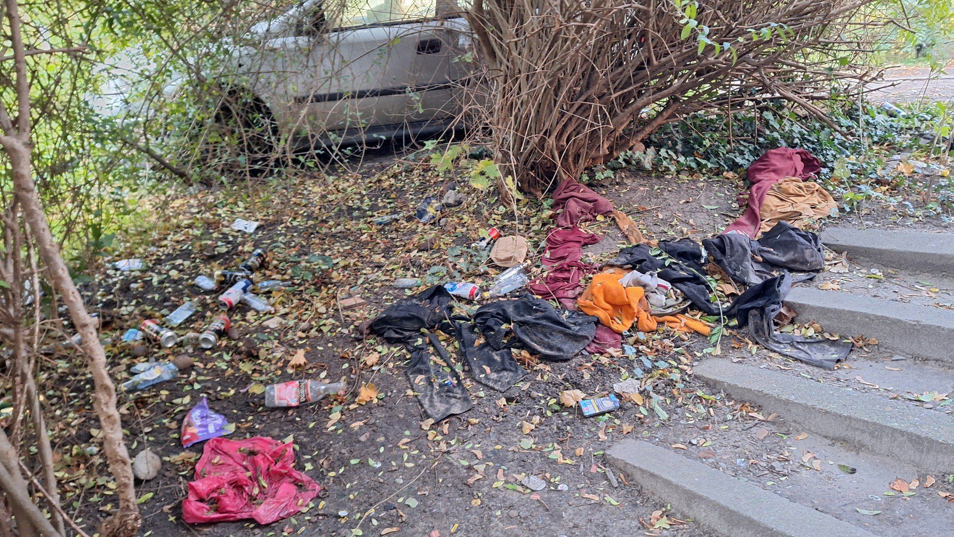 Plac Morawskiego w Tarnowie wygląda jak wysypisko śmieci