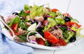 Sałatka nicejska - charakterystyka, wpływ na zdrowie, przepis