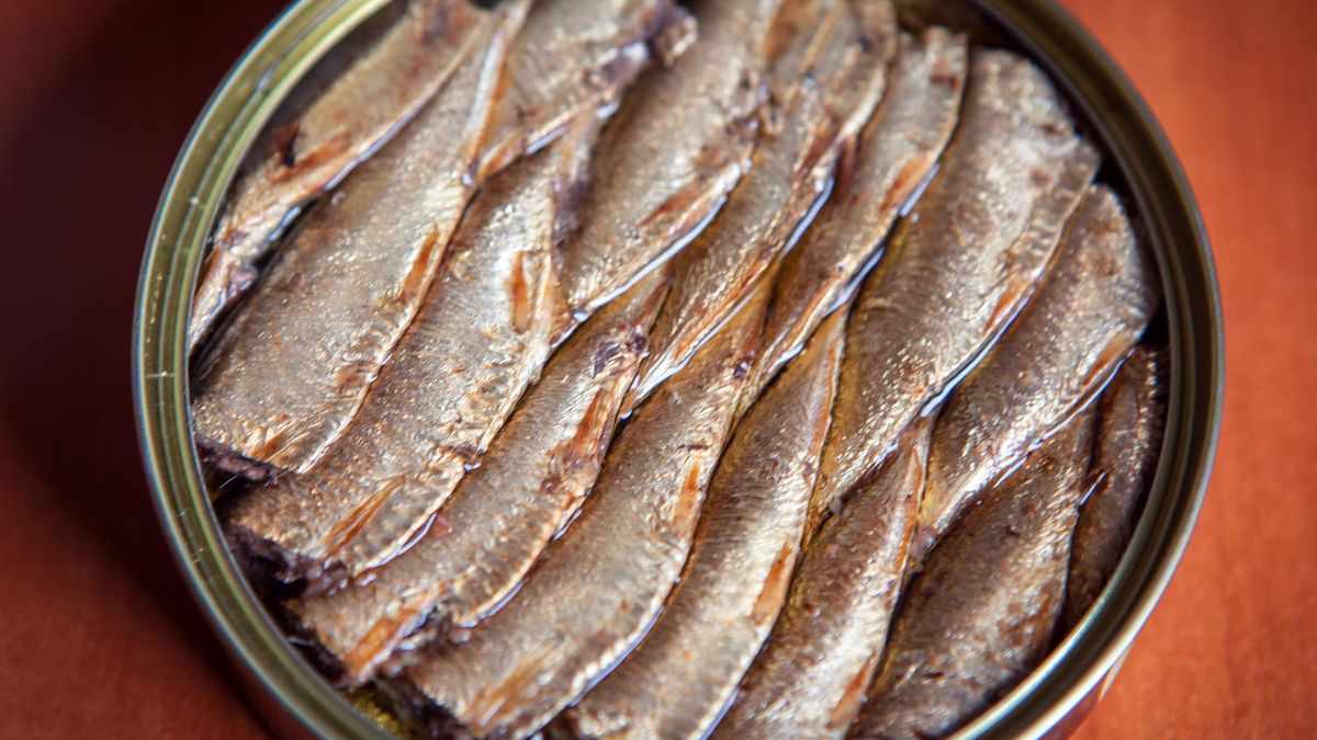 Sardynki są zdrowe, ale tych w puszce lepiej unikać