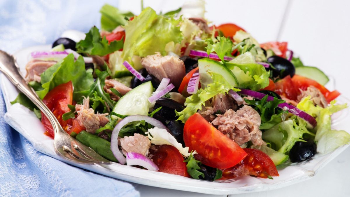 Sałatka nicejska - charakterystyka, przepis na sałatkę nicejską