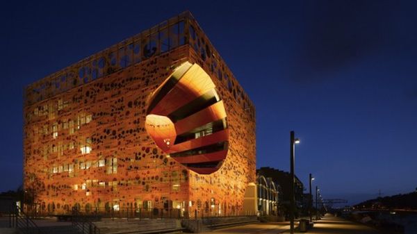 Co sześcienna Gwiazda Śmierci robi we Francji? 1