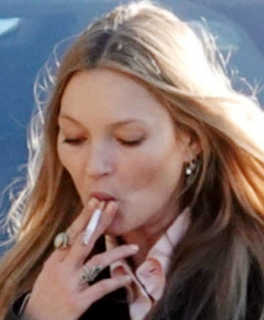 Kate Moss zaciąga się papierosem