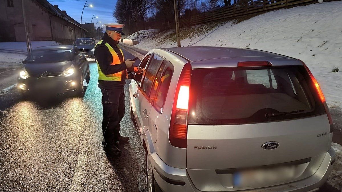 Policja łapie zaskakująco dużo kierowców, łamiących zakaz jazdy.
