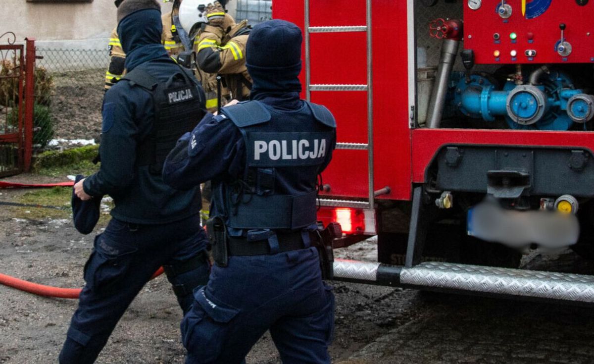 lokalne, straz pożarna, sąsiedzi Ogromny smród w bloku. Wezwano policję i strażaków