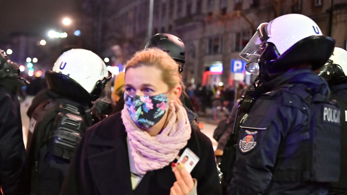 Barbara Nowacka potraktowana gazem na Strajku Kobiet