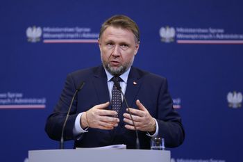 "Prymitywne i kłamliwe słowa". Szef MSWiA zapowiada kroki ws. posłanki PiS