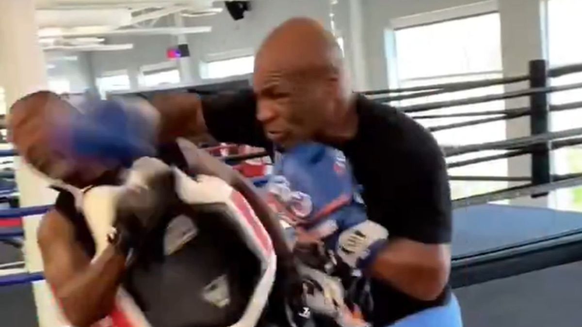 Mike Tyson dosięgnął ciosem szczęki przeciwnika