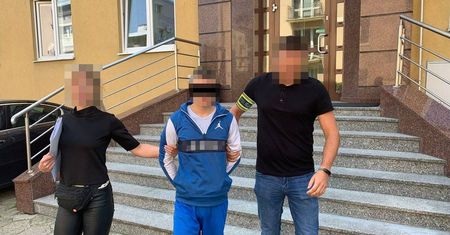 Młody chłopak rzucił się na spacerującego seniora. Napastnik podduszał go, a następnie zabrał mu saszetkę