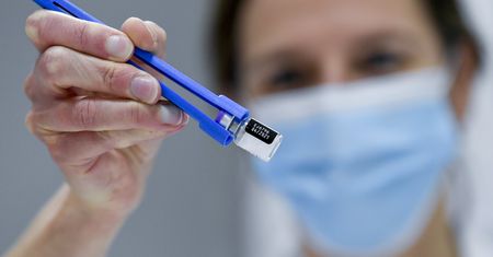 Odrzutowce, ochrona domu i milionowe pensje. Zobacz, ile zarabiają szefowie Pfizera