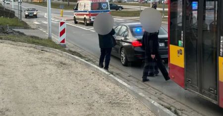 Warszawa. Pijany uderzył głową w bok przejeżdżającego autobusu
