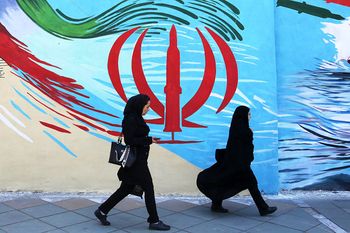 "Słychać było wybuchy". Niepokojące doniesienia z Teheranu