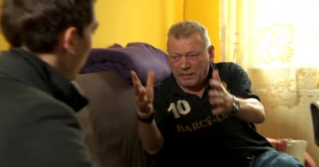 Pijany wójt w natarciu! Wziął krzesło i zaatakował dziennikarzy TVP [VIDEO]