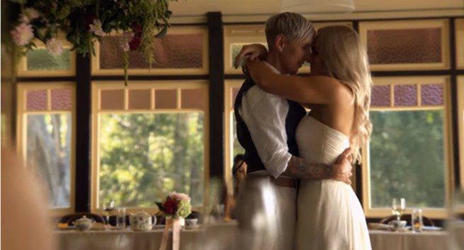 Pierwszy taniec weselny par homoseksualnych w australijskiej reklamie iPhone X