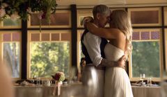 Pierwszy taniec weselny par homoseksualnych w australijskiej reklamie iPhone X