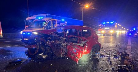 Kolejne czołowe zderzenie na autostradzie A2! 66-latka jechała pod prąd. Jedna osoba zginęła