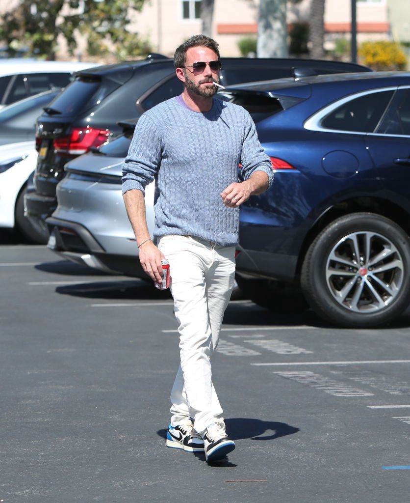 Celebrity Sightings In Los Angeles - October 03, 2022LOS ANGELES, CA - OCTOBER 03: Ben Affleck is seen on October 03, 2022 in Los Angeles, California.  (Photo by BG004/Bauer-Griffin/GC Images)BG004/Bauer-Griffinsmoking, 221003bg004