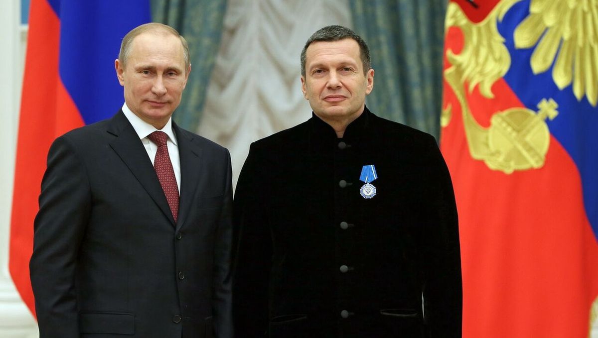 Władimir Sołowiow, putinowska gwiazda telewizji rosyjskiej, odznaczony medalem przez Władimira Putina