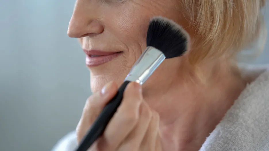 Francuzki pokochały "sad blush". Oferuje efekt odmłodzenia 