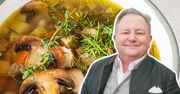 Robert Makłowicz wlewa szklankę do grzybowej. Smakuje lepiej niż w ekskluzywnej restauracji