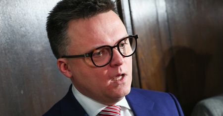 Zawirowania w Polsce 2050. Hołownia na rozdrożu, w tle tajemnicza "13"