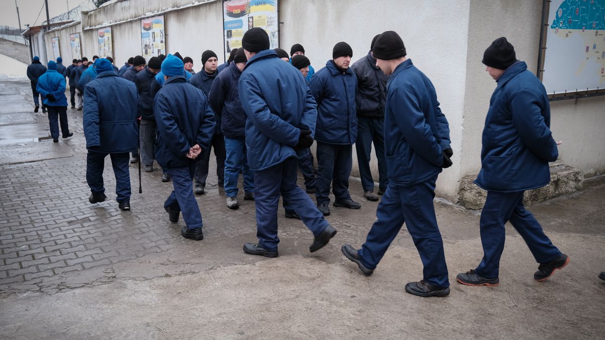 Russian prisoners of war (POWs) and foreign nationals captured while fighting for Russia walk at a penitentiary facility in western Ukraine, 29 January 2026 (issued 30 January 2026). While awaiting exchange, the POWs perform maintenance tasks or work eight-hour shifts in a workshop assembling cardboard boxes and bags. For their labor, they receive a small wage that can be spent on goods at the prison commissary. Russian troops entered Ukrainian territory on 24 February 2022, starting a conflict that has provoked destruction and a humanitarian crisis. EPA/MARIA SENOVILLA Dostawca: PAP/EPA.