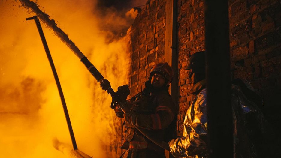 Nocny atak dron�w na Kij�w
This handout picture taken and released on December 19, 2022 by Ukrainian Emergency Ministry shows rescuers extinguishing a fire at a critical power infrastructure after a drone attack in Kyiv, amid the Russian invasion of Ukraine. - Drones attacked the Ukrainian capital early on December 19, 2022 morning, the Kyiv city military administration said, urging people to heed air alerts. (Photo by Handout / UKRAINIAN EMERGENCY SERVICE / AFP) / RESTRICTED TO EDITORIAL USE - MANDATORY CREDIT "AFP PHOTO / HANDOUT / UKRAINIAN EMERGENCY SERVICE " - NO MARKETING NO ADVERTISING CAMPAIGNS - DISTRIBUTED AS A SERVICE TO CLIENTS
HANDOUT