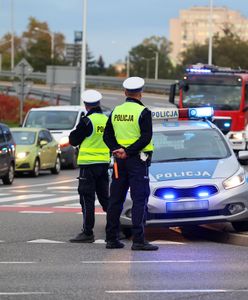 Policja zatrzymała pijaną kobietę. Przyjechał po nią pijany mąż