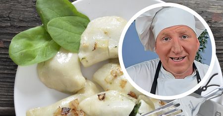 Rączka robi farsz z ziemniaków, ale bez twarogu. Te pierogi biją na głowę nawet ruskie