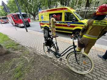 Wypadek na przejściu dla pieszych w Warszawie. Rowerzysta jechał przejściem, 3-latek w szpitalu