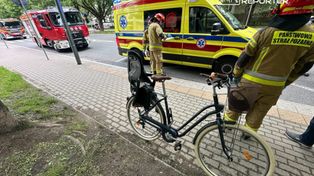Wypadek na przejściu dla pieszych w Warszawie. Rowerzysta jechał przejściem, 3-latek w szpitalu