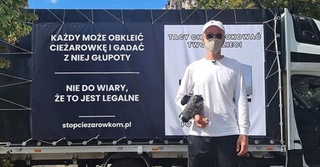 Warszawa. Jest odpowiedź na ciężarówkę hejtu. Zobacz, jak obklejono drugi pojazd