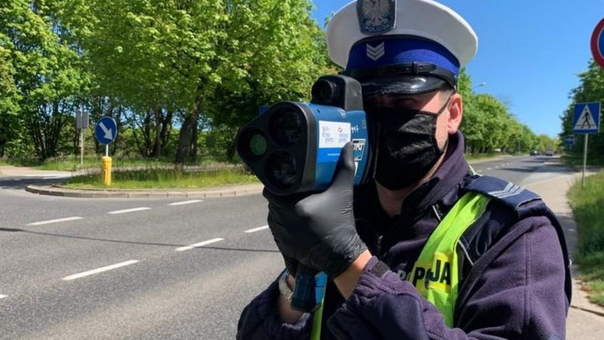 Policjant podczas pomiaru prędkości