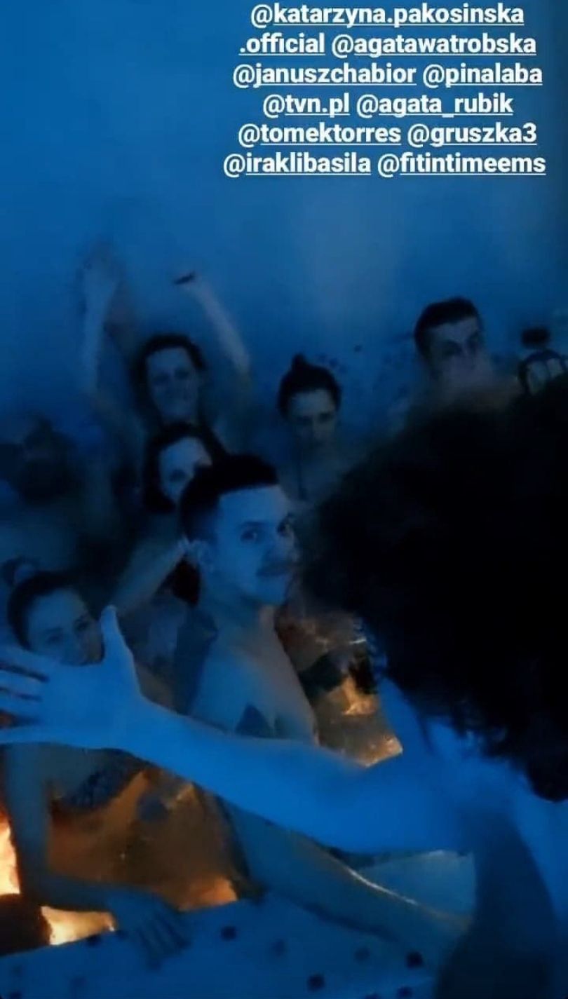 Piotr i Agata Rubikowie bawią się z jacuzzi z tłumem znajomych