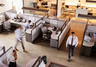 4 na 10 zatrudnionych aktywnie szuka nowej pracy. W jednej grupie jest to powszechne